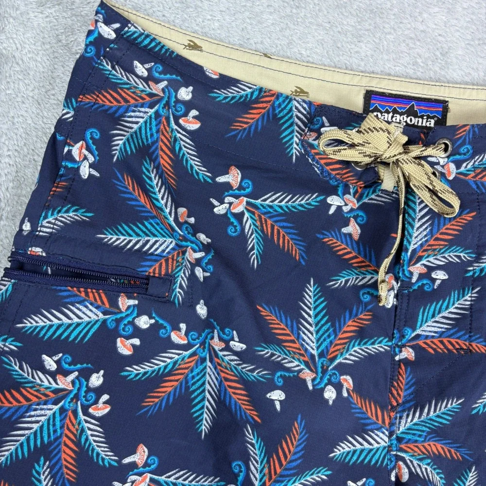 Patagonia Shorts Mens 30 Scallop Hem Board Shorts Tropical‎ Palm Mushroom Navy